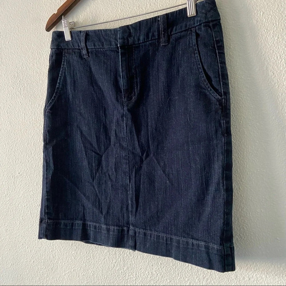 Eddie Bauer Dark Wash Denim Skirt 8 Classic Casual Everyday Style - Picture 3 of 8